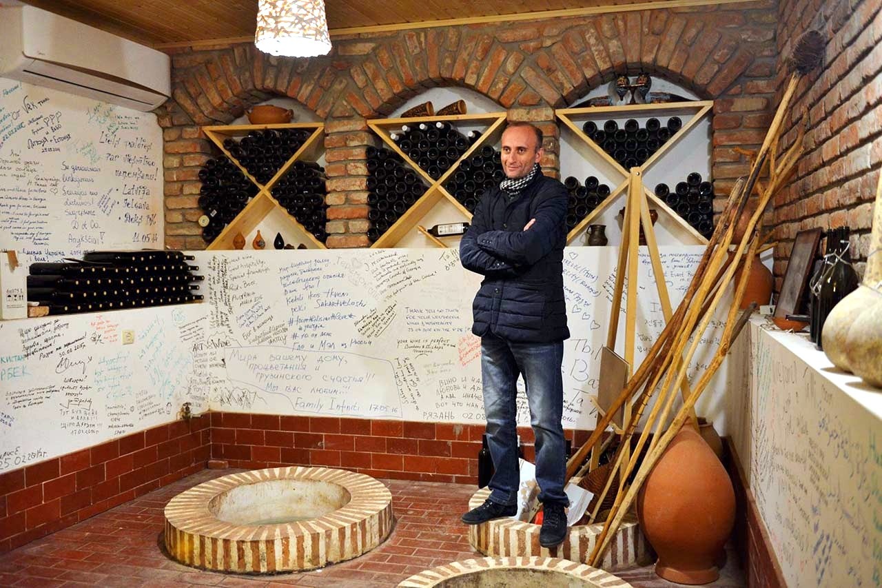Winzer Iago Bitarishvili in seinem Weinkeller Chardakhi Kartli Georgien – Naturwein Iagos Wine Georgien-Weinreise