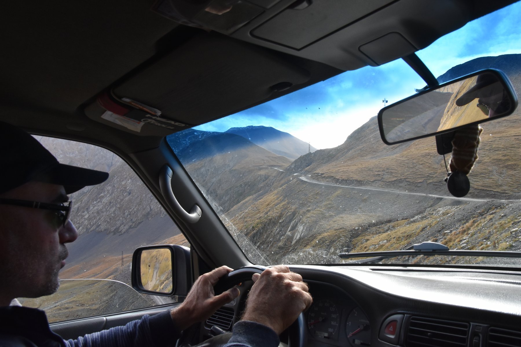 Fahrerperspektive am Steuer auf dem Abanopass – 4x4 Jeeptour Georgien