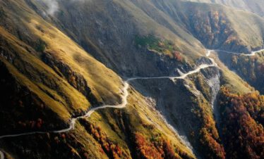 Abanopass Georgien – Serpentinen in Herbstfarben aus der Vogelperspektive