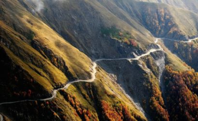Abanopass Georgien – Serpentinen in Herbstfarben aus der Vogelperspektive