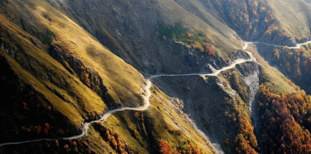 Abanopass Georgien – Serpentinen in Herbstfarben aus der Vogelperspektive