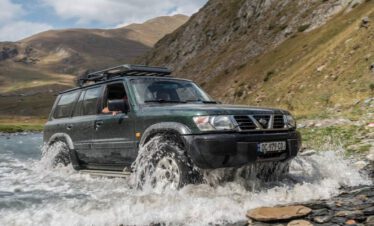 Nissan Patrol durchquert Fluss – 4x4 Offroad Tour Georgien
