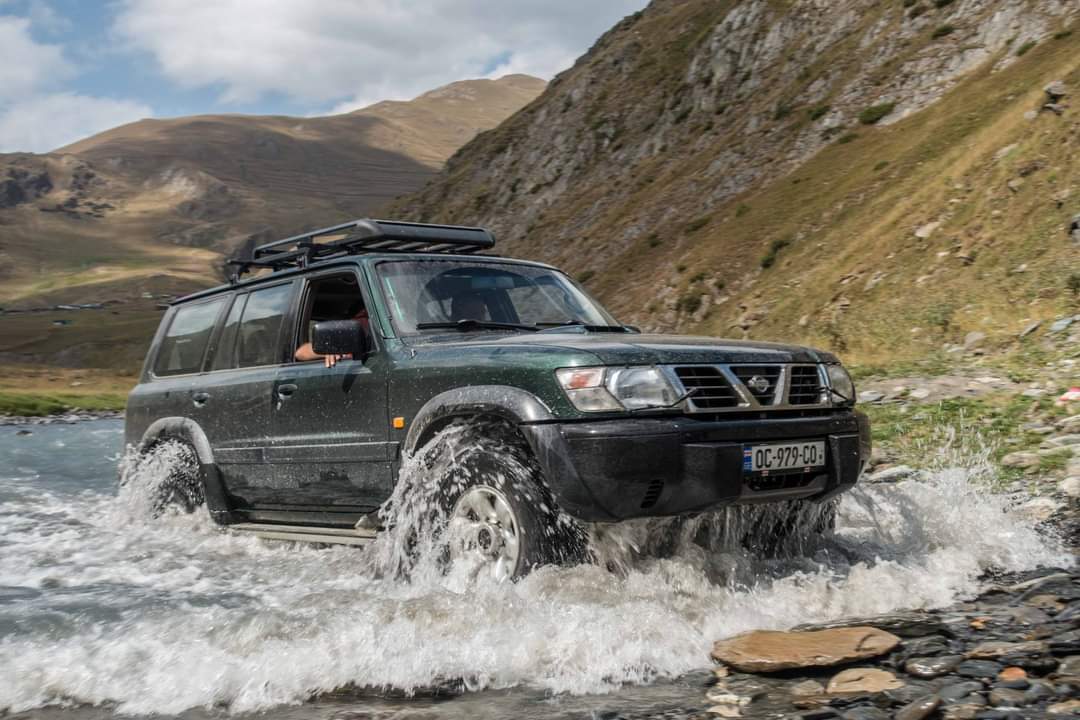 Nissan Patrol durchquert Fluss – 4x4 Offroad Tour Georgien
