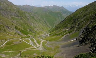 4x4 Jeeptour Georgien – Serpentinen am Hang auf dem Weg nach Omalo, Tuschetien