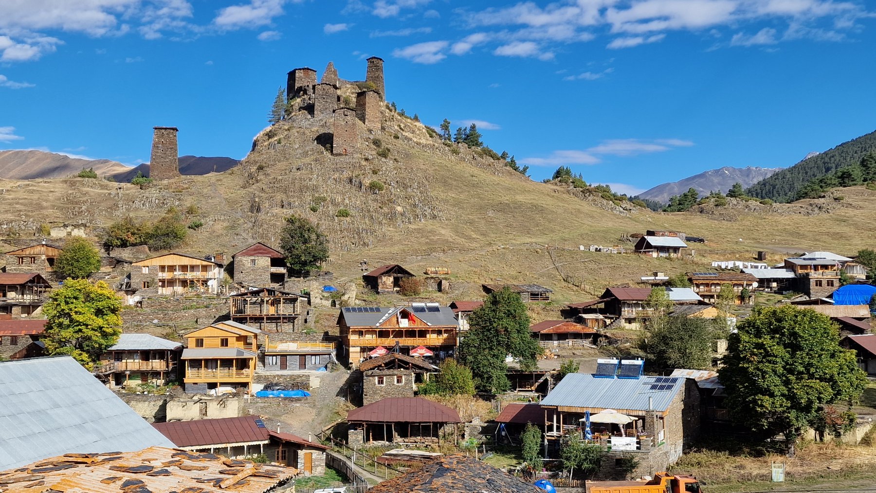 Omalo – tuschisches Dorf mit Wehrtürmen in Tuschetien, Georgien