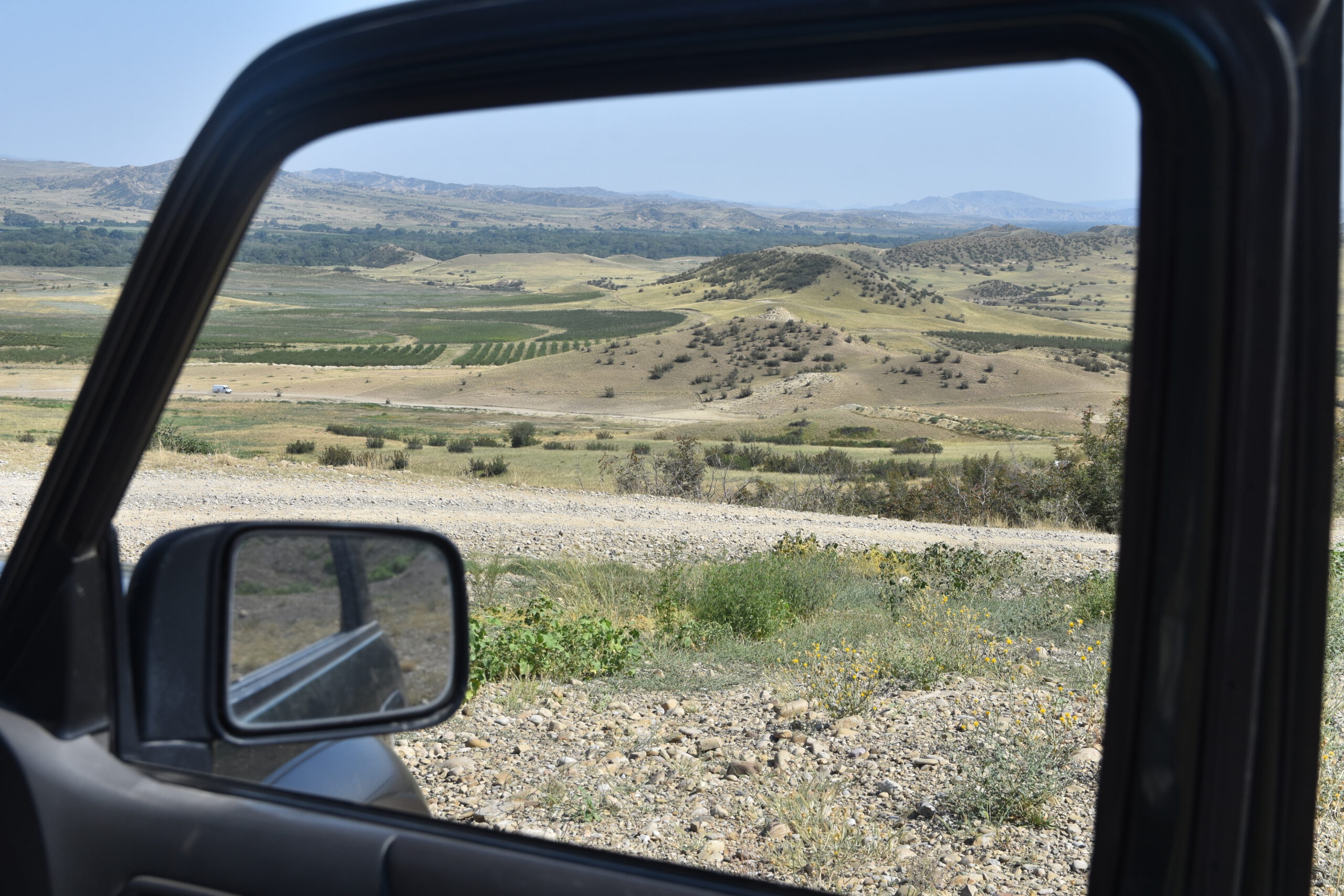 Blick aus dem Jeep-Fenster auf die Steppenlandschaft Georgiens