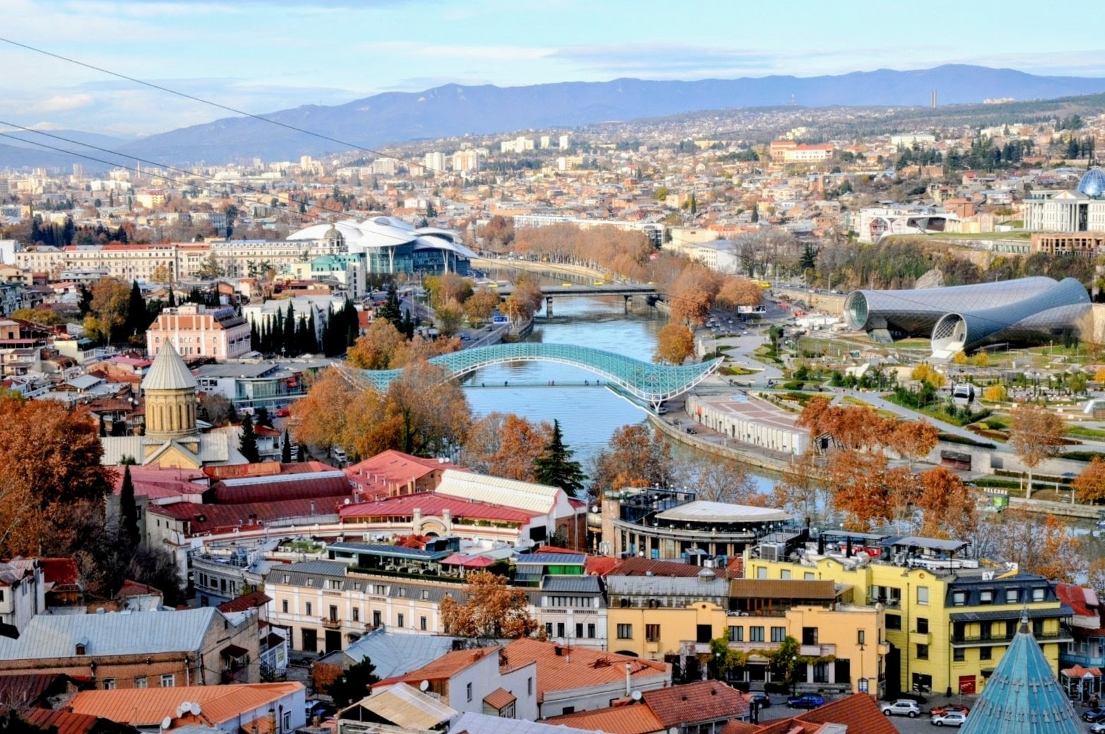 Tbilissi Altstadt mit Friedensbrücke und Mtkvari-Fluss – Startpunkt der 4x4 Jeeptour Georgien