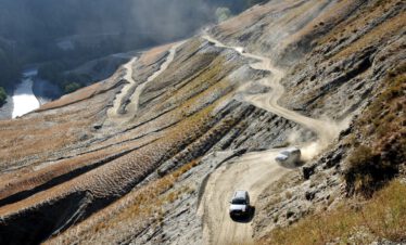Einzelner Jeep auf schmalem Bergpfad in Tuschetien, Georgien