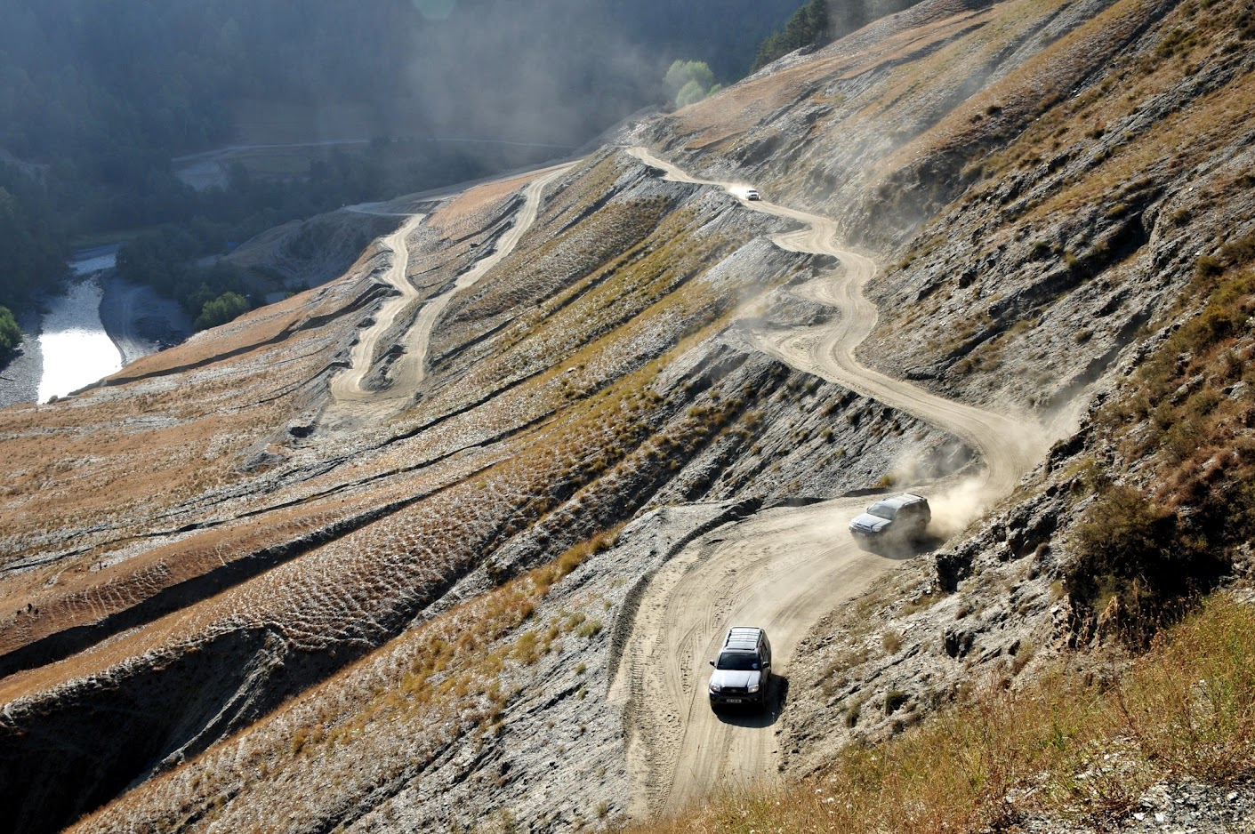Einzelner Jeep auf schmalem Bergpfad in Tuschetien, Georgien