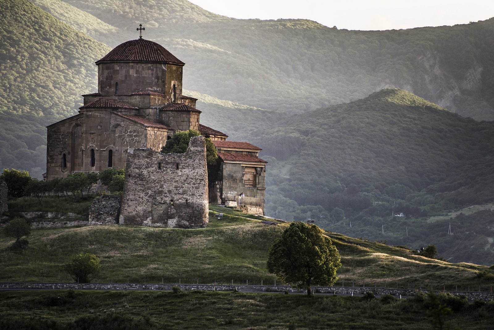 Das frühmittelalterliche Kloster Dshwari bei Mzcheta Georgien auf einem Hügel im grünen Abendlicht mit Bergen im Nebel