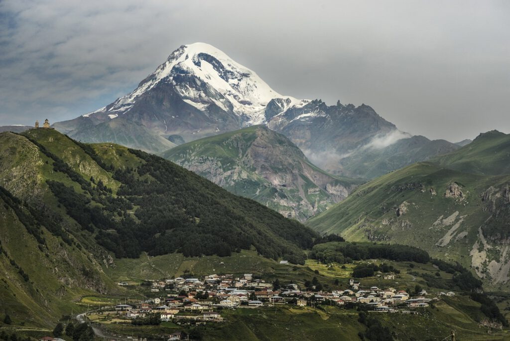 Reisegruppe mit Blick auf den Großen Kaukasus – Georgien-Weinreise Wein und Kaukasus Kaukasus-Reisen Stepantsminda