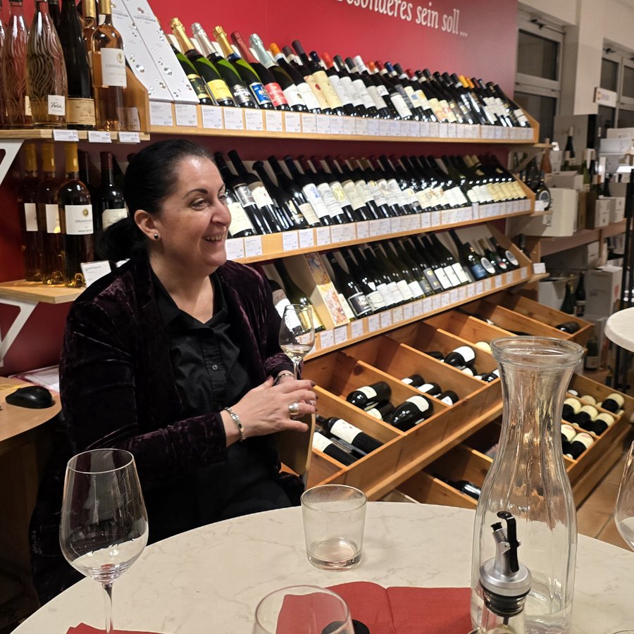 Sommelière Ketevan Chelidze präsentiert georgischen Wein – Reiseleitung der Weinreise Wein und Kaukasus Kaukasus-Reisen