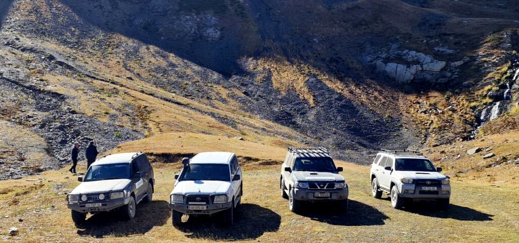Vier 4×4 Geländewagen auf einer Hochalm im Großen Kaukasus – Mietwagen für Georgien von Kaukasus-Reisen