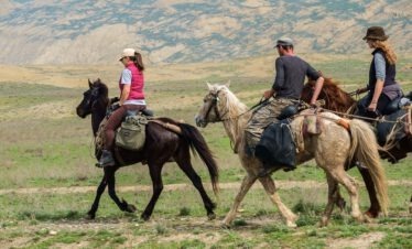 Reiter auf tuschetischen Pferden in der Steppe Vashlovani