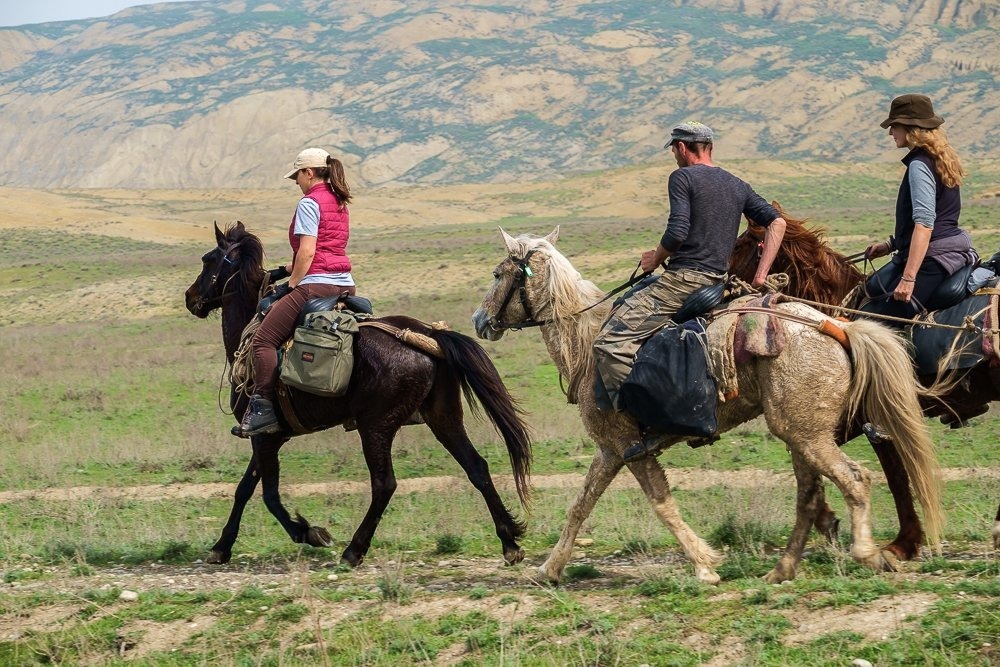 Reiter auf tuschetischen Pferden in der Steppe Vashlovani