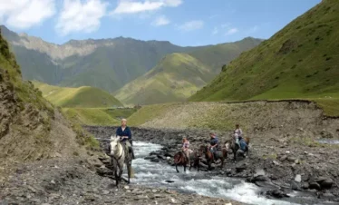 Reiterreise Tuschetien – Flussdurchquerung zu Pferd Georgien Kaukasus