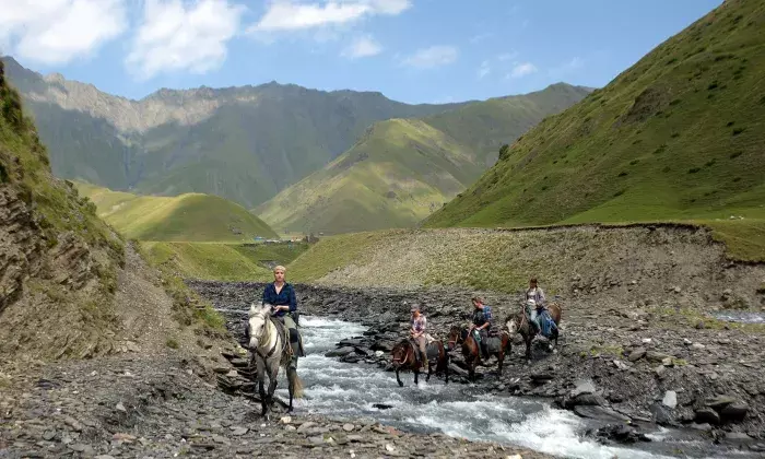 Reiterreise Tuschetien – Flussdurchquerung zu Pferd Georgien Kaukasus