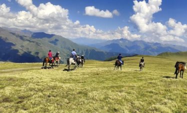 Reiterreise Tuschetien – Reitergruppe auf Bergwiese im Großen Kaukasus Georgien