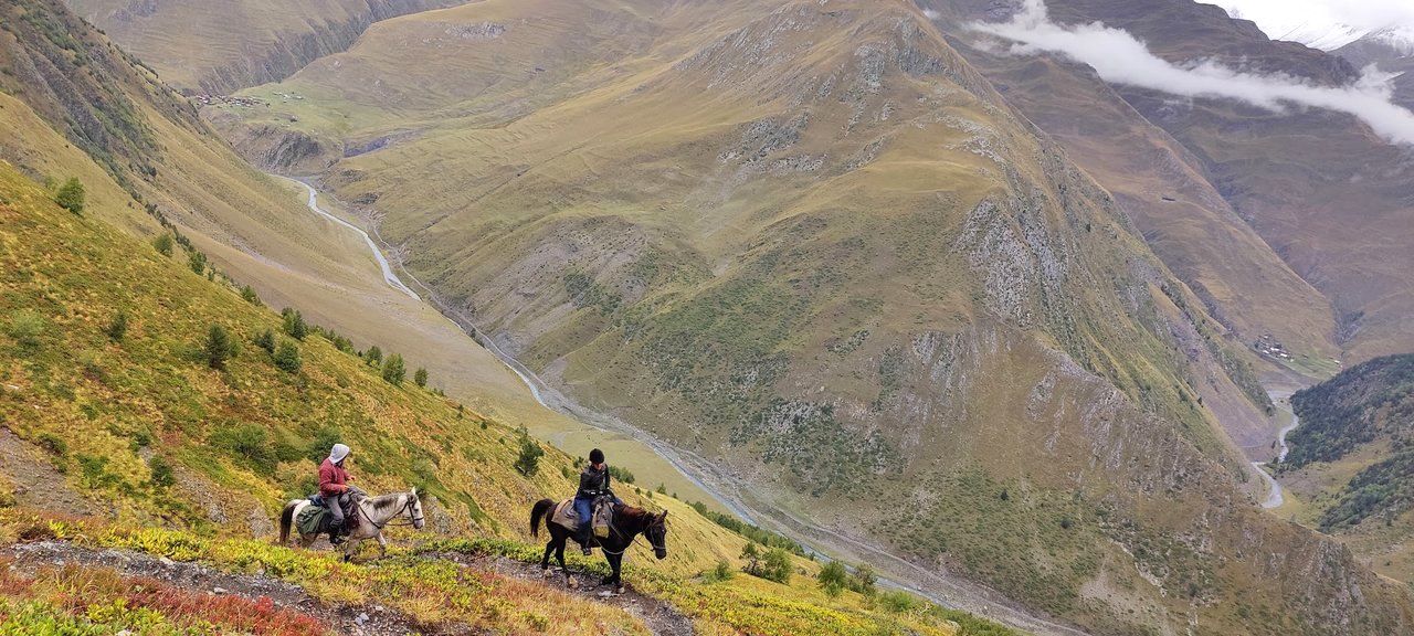 Reiterreise Tuschetien – Herbststimmung im Tal Tuschetiens Georgien Kaukasus