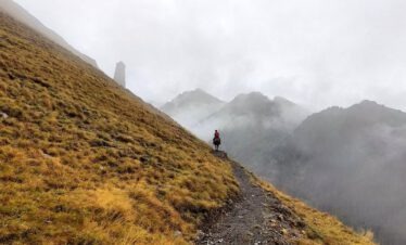 Reiterreise Tuschetien – Einsamer Reiter im Nebel mit Wehrturm Tuschetien Georgien