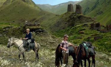 Reiterreise Tuschetien – Reiter vor tuschetischen Wehrtürmen im Sommer Georgien