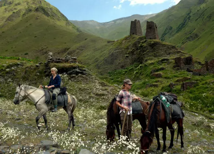 Reiterreise Tuschetien – Reiter vor tuschetischen Wehrtürmen im Sommer Georgien