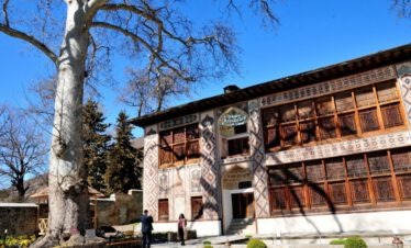 Der Khanspalast in Sheki Aserbaidschan mit seiner farbenprächtigen ornamentalen Holzfassade und altem Platanbaum