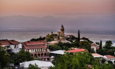 Sighnaghi bei Sonnenuntergang Alazani-Tal Kachetien Georgien – Georgien-Weinreise Wein und Kaukasus Kaukasus-Reisen