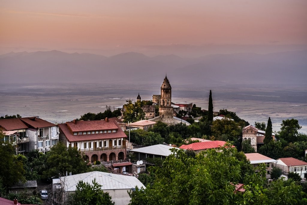 Sighnaghi bei Sonnenuntergang Alazani-Tal Kachetien Georgien – Georgien-Weinreise Wein und Kaukasus Kaukasus-Reisen