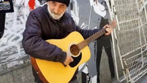 Straßenmusiker in Tbilissi (Tiflis) an der Unterführung unweit der Metro Rustaveli. 2018 Georgien