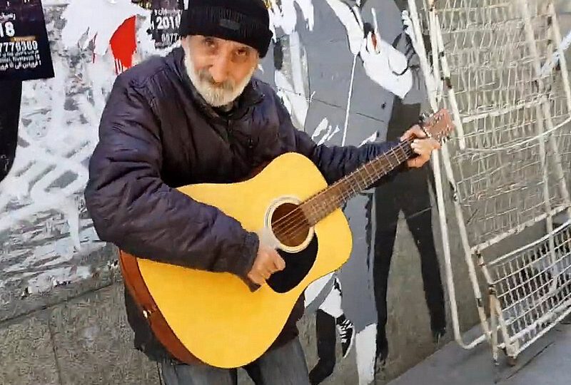 Straßenmusiker in Tbilissi (Tiflis) an der Unterführung unweit der Metro Rustaveli. 2018 Georgien