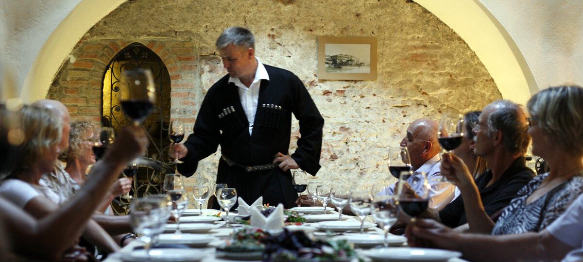 Tamada in georgischer Chokha leitet das Supra-Abendessen im Gewölberestaurant Tbilissi – Begrüßungsabend Georgien-Weinreise Wein und Kaukasus