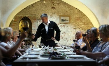Tamada in georgischer Chokha leitet das Supra-Abendessen im Gewölberestaurant Tbilissi – Begrüßungsabend Georgien-Weinreise Wein und Kaukasus