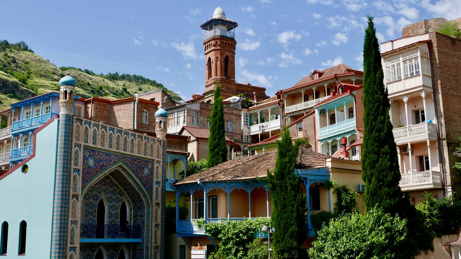Tbilissi Altstadt mit bunten Holzbalkonen persischer Moschee Zypressen und historischen Häusern im Sonnenlicht