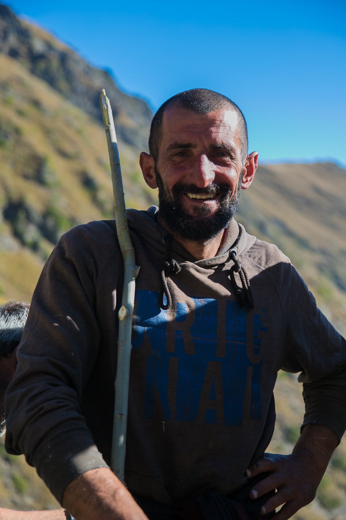 Lachender tuschetischer Schäfer mit Hirtenstab beim Viehtrieb Tuschetien Georgien