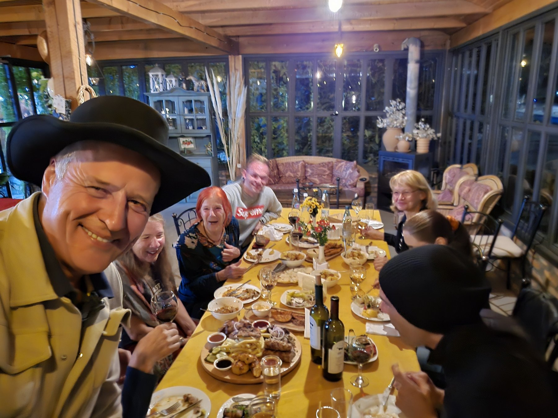 Festliches Abendessen auf einem Weingut in Kachetien am Ende des Viehtriebs Tuschetien