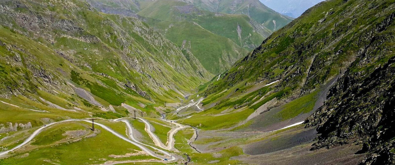 Luftaufnahme der Serpentinenstraße am Abano-Pass im Großen Kaukasus. Foto: Heiner Buhr