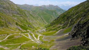 Luftaufnahme der Serpentinenstraße am Abano-Pass im Großen Kaukasus. Foto: Heiner Buhr