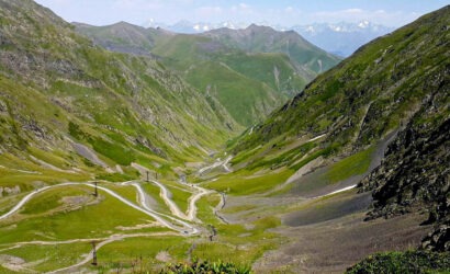 Luftaufnahme der Serpentinenstraße am Abano-Pass im Großen Kaukasus. Foto: Heiner Buhr
