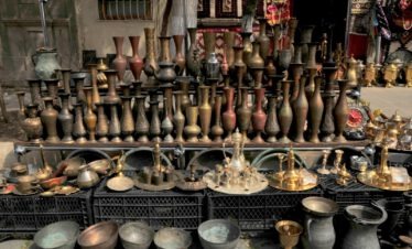 Reihen von Messingvasen und Kannen auf einem Bazar in der Altstadt Icheri Sheher, Baku