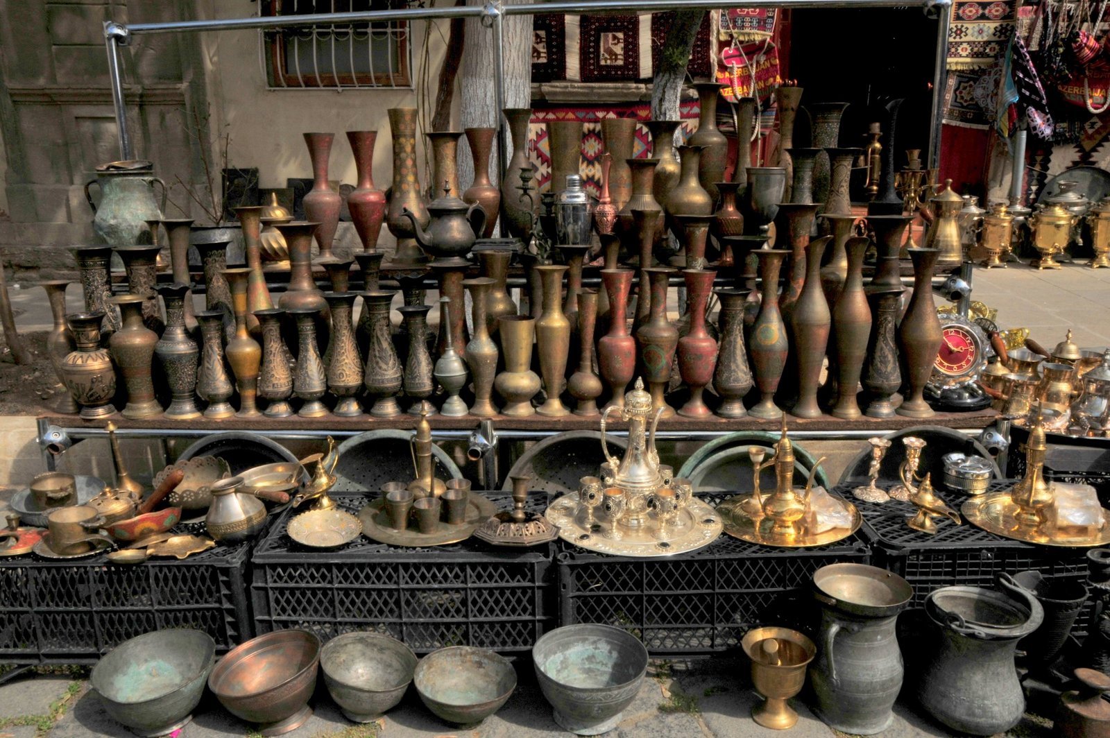 Reihen von Messingvasen und Kannen auf einem Bazar in der Altstadt Icheri Sheher, Baku