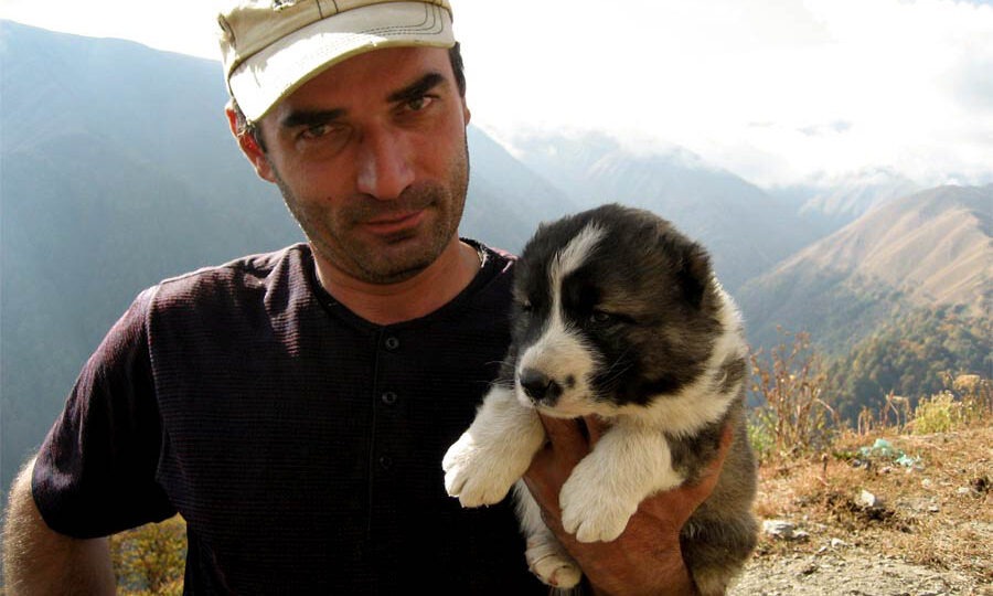 Der Einheimische Zaza hält behutsam einen kleinen kaukasischen Schäferhund-Welpen. Foto: Trix Zürcher
