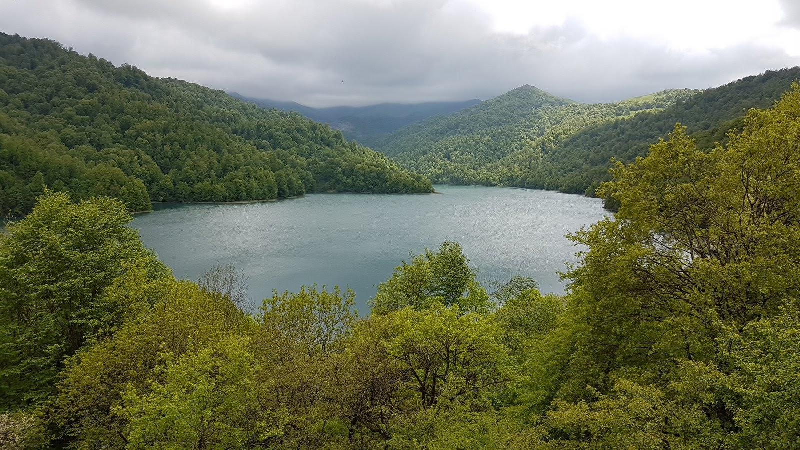 Der türkisblaue Goygol-See eingebettet in dichte Buchenwälder am Fuß des Großen Kaukasus