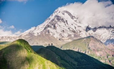 Gergeti-Dreifaltigkeitskirche vor dem schneebedeckten Kazbek, Georgische Heerstraße
