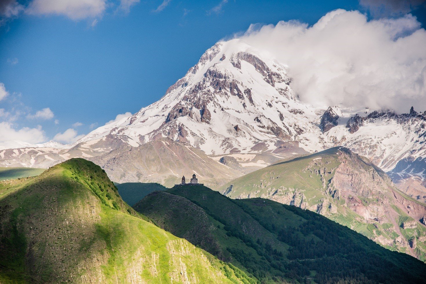 Gergeti-Dreifaltigkeitskirche vor dem schneebedeckten Kazbek, Georgische Heerstraße
