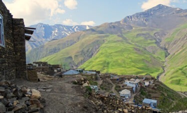 Das Hochgebirgsdorf Khinaliq mit Steinhäusern im Großen Kaukasus, Aserbaidschan