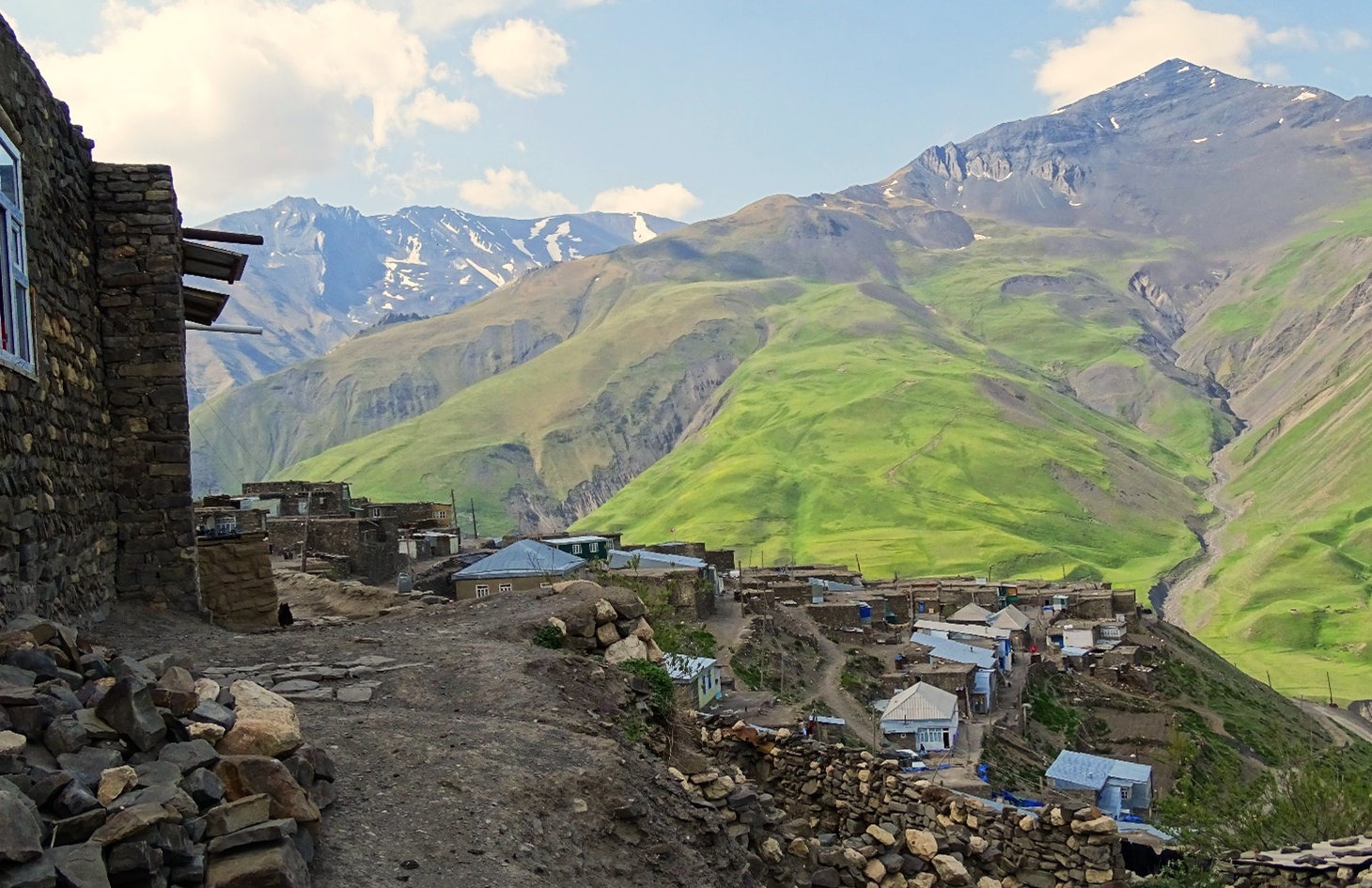 Das Hochgebirgsdorf Khinaliq mit Steinhäusern im Großen Kaukasus, Aserbaidschan