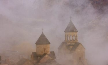 Das Kloster Noravank in einer Felsschlucht, umhüllt von Nebel, Armenien