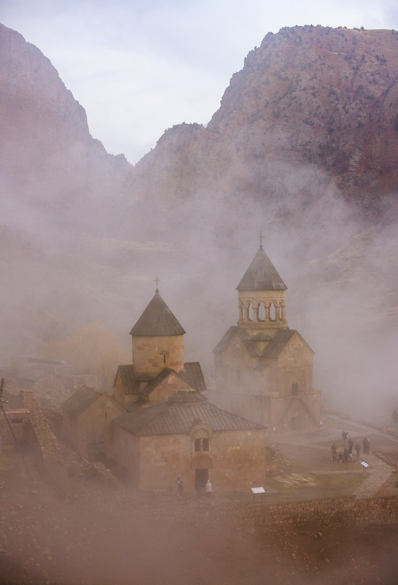 Das Kloster Noravank in einer Felsschlucht, umhüllt von Nebel, Armenien