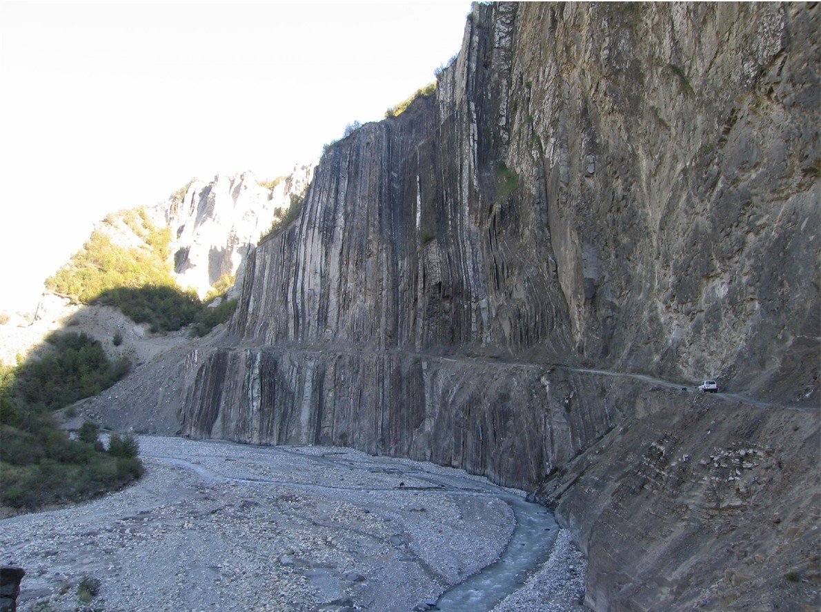 Dramatische Felswände mit schmalem Pfad und Fluss kurz vor dem Dorf Lahic, Aserbaidschan